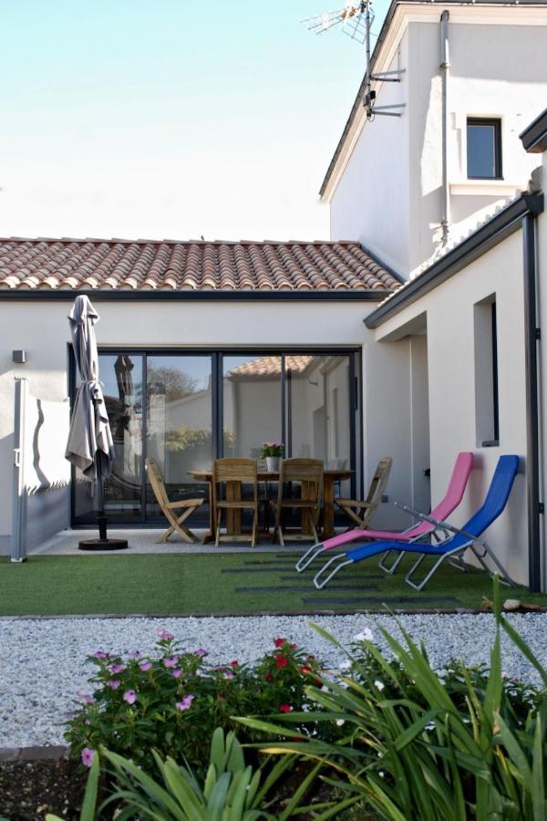 Le Cachet D'Une Maison De Centre-Bourg A โบวัวร์-ซูร์-แมร์ ภายนอก รูปภาพ