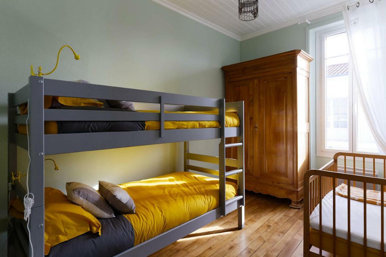 Le Cachet D'Une Maison De Centre-Bourg A โบวัวร์-ซูร์-แมร์ ภายนอก รูปภาพ
